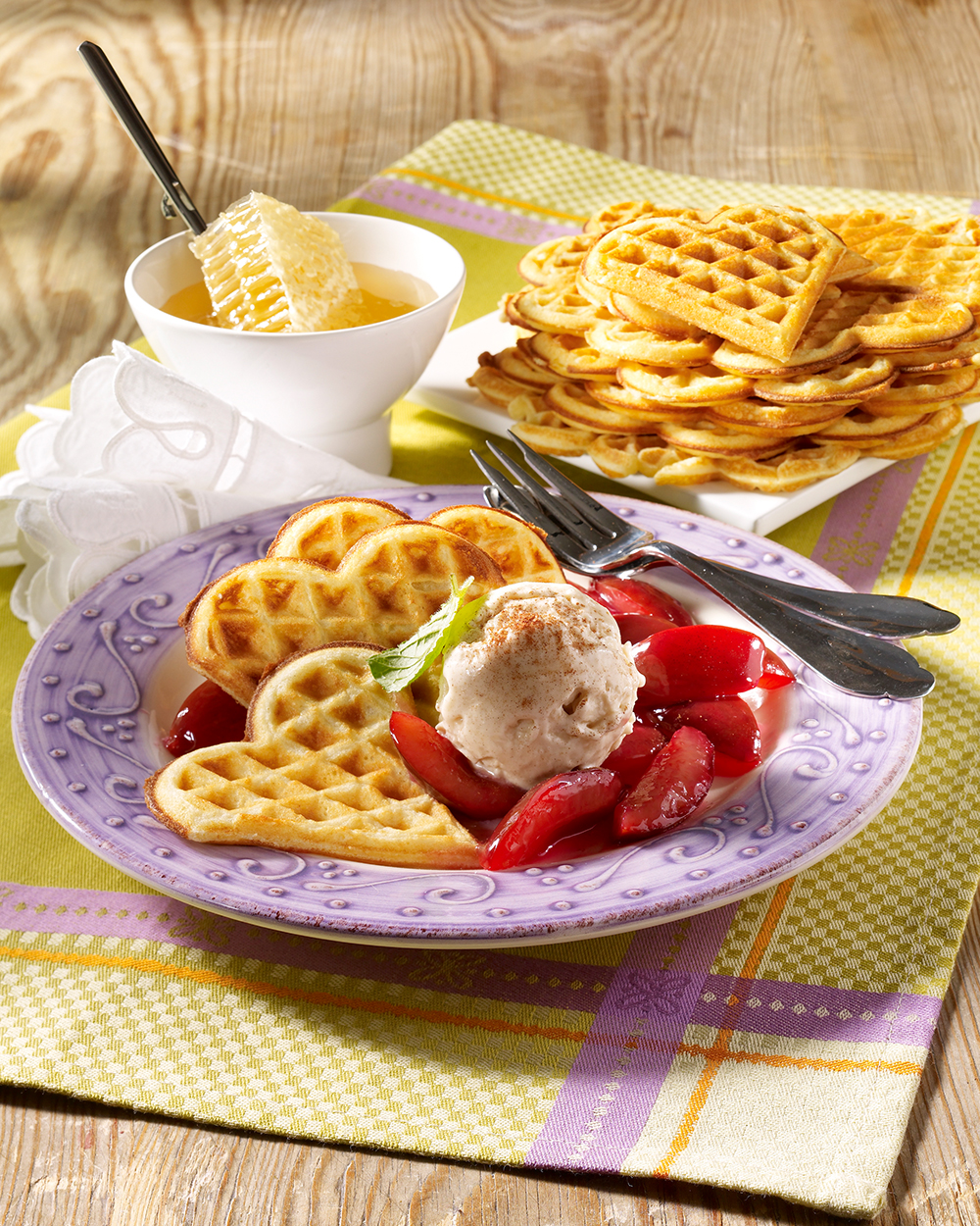 Waffeln mit Honig-Zimt-Eis und Zwetschgenkompott